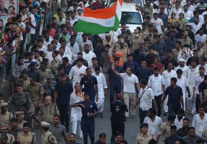 Sudbina Indije, koja samo što nije postala najmnogoljudnija zemlja svijeta, tiče se svih nas: Nacionalist Modi može osigurati ekonomske brojke, angažirati hinduse, ali njegov rival Ghandi upravo maršira preko cijele zemlje noseći glas jedinstva