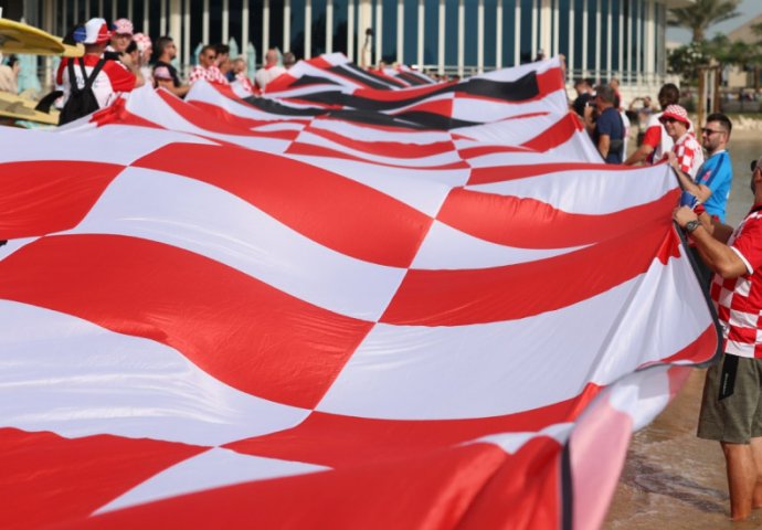 Navijači Hrvatske stigli pred hotel reprezentacije, razvili ogromnu zastavu