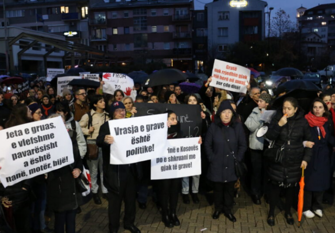Žene na ulicama nakon ubistva trudnice, vatra ispred Vlade Kosova