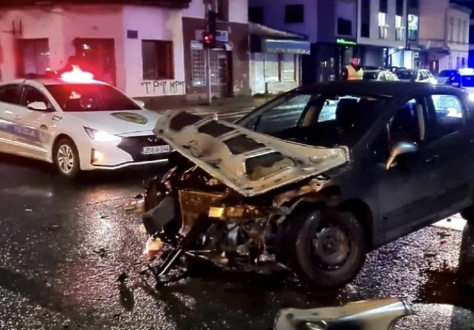 Stravičan sudar u Brčkom: Terencem prošao kroz crveno, udario u dva automobila pa završio na krovu