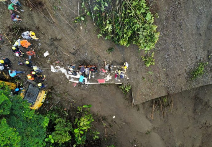 KOLUMBIJA: Klizište zatrpalo autobus, najmanje 34 osobe poginule
