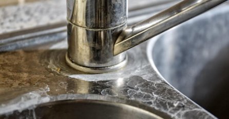 Za 3 minuta skida i najtvrdokorniji kamenac: Ovaj trik će vam uštedjeti sate ribanja