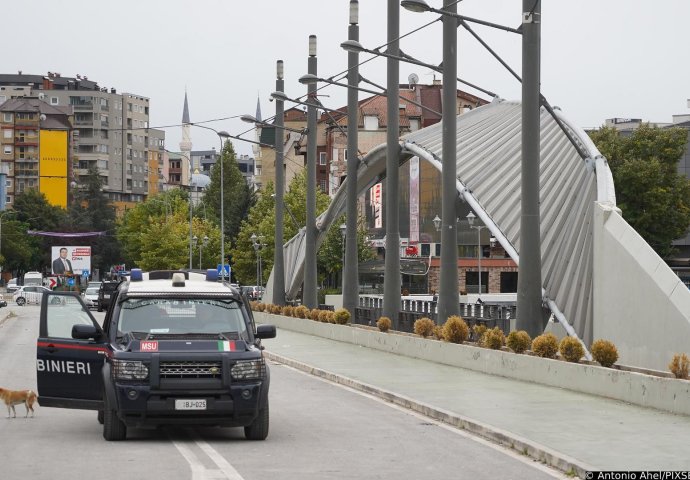 OPSADNO STANJE U KOSOVSKOJ MITROVICI: Oglasile se sirene za uzbunu, gradom odjekuju detonacije