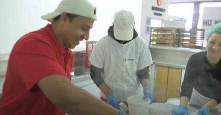 Želimo pomoći: Migranti u Tuzli za građane kuhali u narodnoj kuhinji