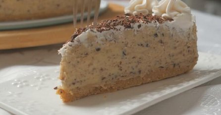  KREMASTIJI KOLAČ NISTE PROBALI: Meki biskvit natopljen bijelom čokoladom se bukvalno topi u ustima