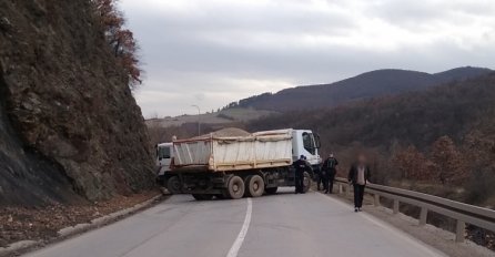 HAOS NA SJEVERU KOSOVA! Srbi blokiraju puteve nakon hapšenja bivšeg policajca