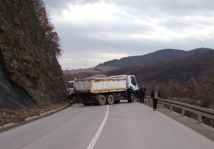 HAOS NA SJEVERU KOSOVA! Srbi blokiraju puteve nakon hapšenja bivšeg policajca