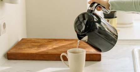 ŠTETNE NAVIKE: Većina ljudi pravi ovu grešku kada PROKUHAVA VODU, ne znajući da je OPASNA PO ŽIVOT