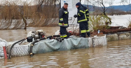 Policajac u Sisku spasio stariju ženu od utapanja