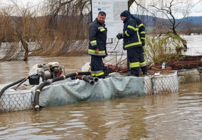 Policajac u Sisku spasio stariju ženu od utapanja