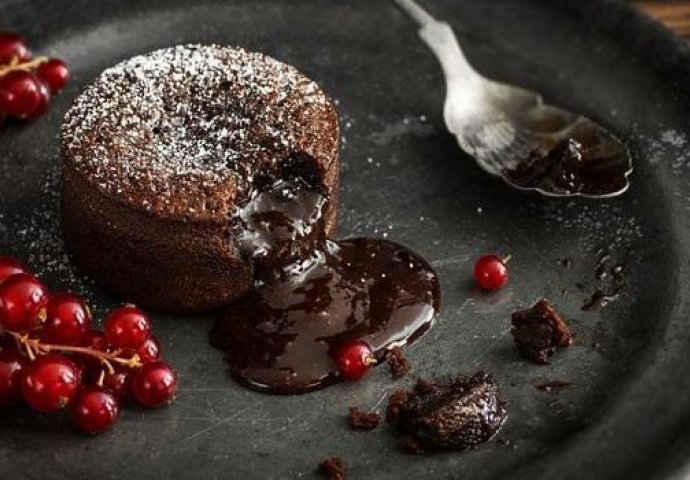 Jednostavno i jeftino: Čokoladni 'lava cake' gotov za nekoliko minuta