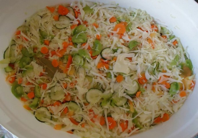 KO GOD JE PROBAO, OD SADA SAMO JE OVAKO PRAVI: Najbolja šarena salata za zimu će vas ODUŠEVITI (RECEPT)