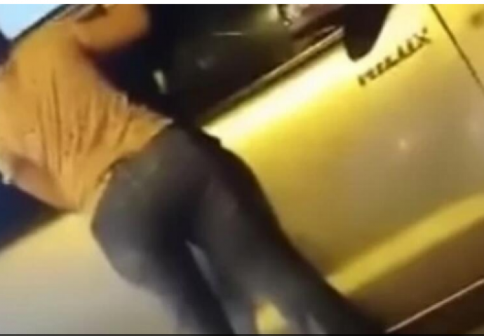 VIDJELA JE MUŽA U AUTU, PRIŠLA MU I SLEDILA SE KADA JE VIDJELA KO JE NA ZADNJEM SJEDIŠTU:  Napravila haos, počela da drami i udara (VIDEO)