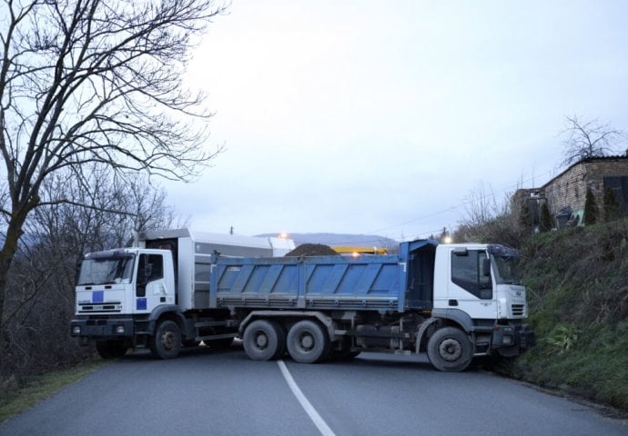 Na sjeveru Kosova noć protekla mirno, Srbi i dalje na barikadama