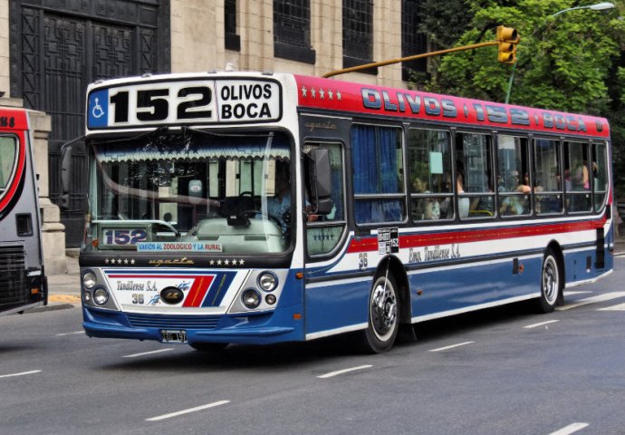 NESVAKIDAŠNJA SCENA: Oteo autobus da bi stigao kući gledati utakmicu