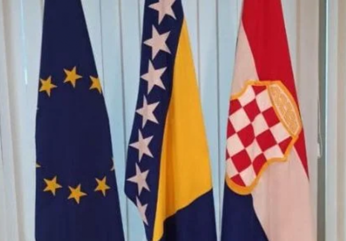 U sali Parlamenta BiH istaknuta zastava tzv. Herceg-Bosne, a razlog je božićni prijem koji je organizovao Dragan Čović