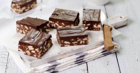 VRLO UKUSAN A I JEDNOSTAVAN KOLAČ SA PLAZMOM, ČOKOLADOM I KOKOSOM: Sitni zalogaji koji oduševljavaju na prvi zalogaj