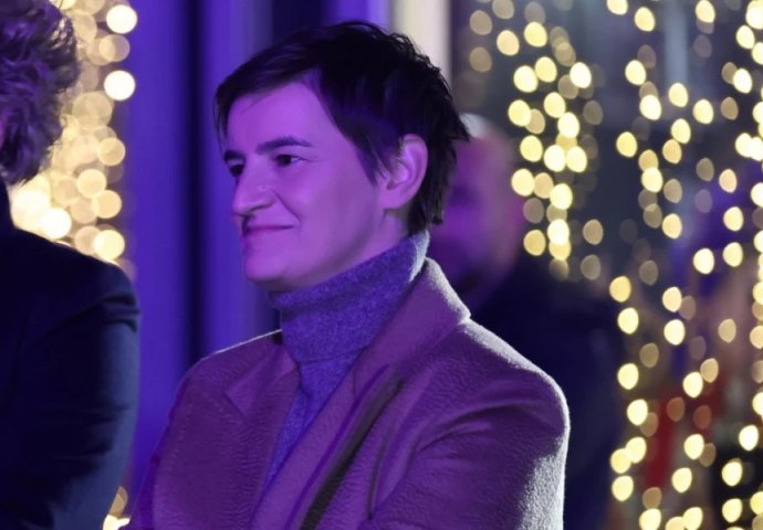 OVO JE MAJKA ANE BRNABIĆ: Prošetale sinoć i savršeno uparile MODNE KOMBINACIJE