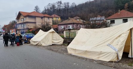 Srbi na sjeveru Kosova i noćas na barikadama: "Počinje nestajati osnovnih životnih namirnica"