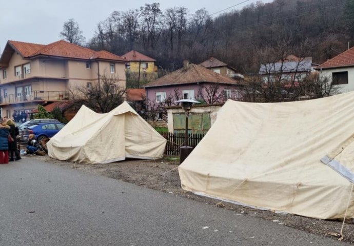 Srbi na sjeveru Kosova i noćas na barikadama: "Počinje nestajati osnovnih životnih namirnica"