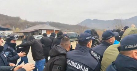 PROTEST DESNIČARA KOD JARINJA: KFOR postavio bodljikavu žicu, grupa probila kordon policije