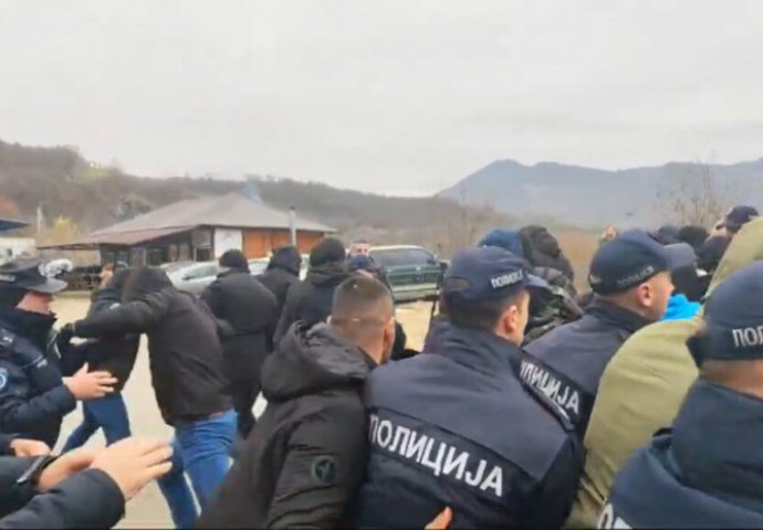 PROTEST DESNIČARA KOD JARINJA: KFOR postavio bodljikavu žicu, grupa probila kordon policije