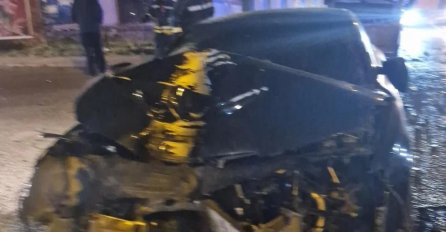 Povrijeđene dvije osobe u teškoj saobraćajnoj nesreći, Audijem se zabio u semafor pa znak