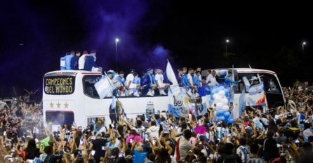 Snimke koje oduzimaju dah: Argentina u transu dočekala šampione! (VIDEO)