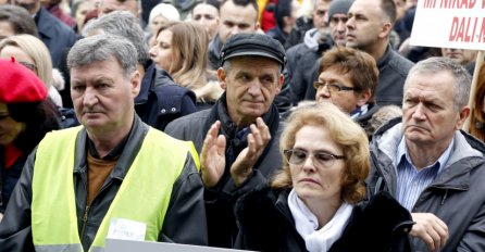 ZAVRŠEN SKUP, Više od 3.000 ljudi na protestima u Tuzli: Radnici traže veće plaće i jednokratnu naknadu od 1.080 KM