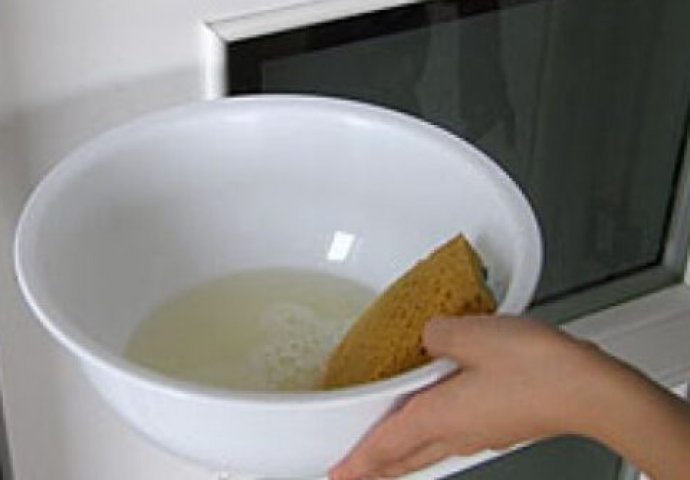 GENIJALAN TRIK ISKUSNIH DOMAĆICA: Evo kako da uklonite dubinske fleke sa dušeka!