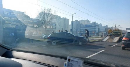 Sarajevo: Automobil završio na šinama, tramvajski saobraćaj bio u prekidu