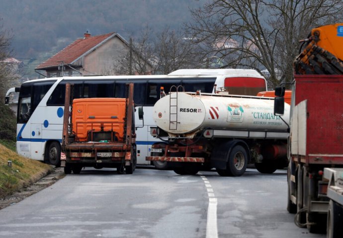 Sprema se uklanjanje srpskih blokada, kosovska policija unajmila vozila?!