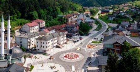 Bužim: Otac joj zabranio da dolazi u porodičnu kuću, ona došla jer joj se brat ženi, pa razbila sestrin automobil