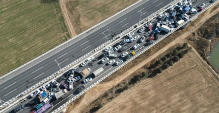 STRAŠNE SCENE NA MOSTU: Lančani sudar više od 200 automobila, ima mrtvih...