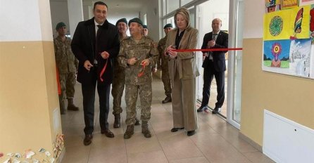 Samo u BiH: Svečano presječena vrpca povodom postavljanja zavjesa u školi