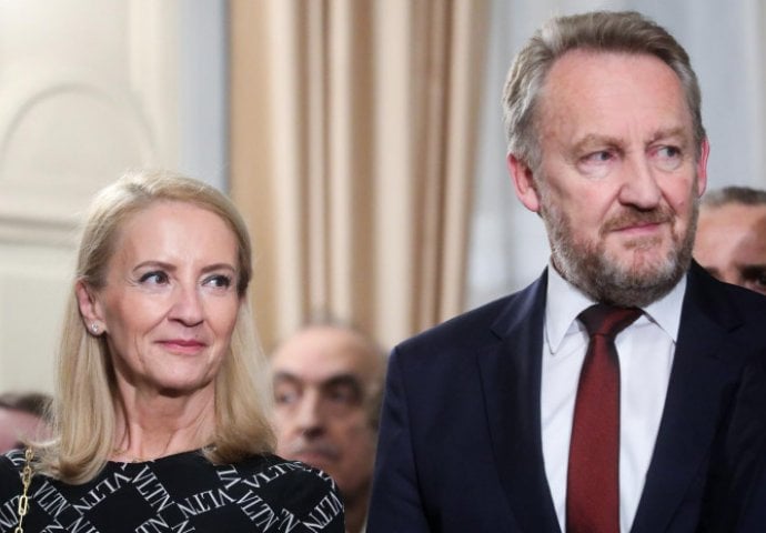 Dinastija je i službeno dio prošlosti