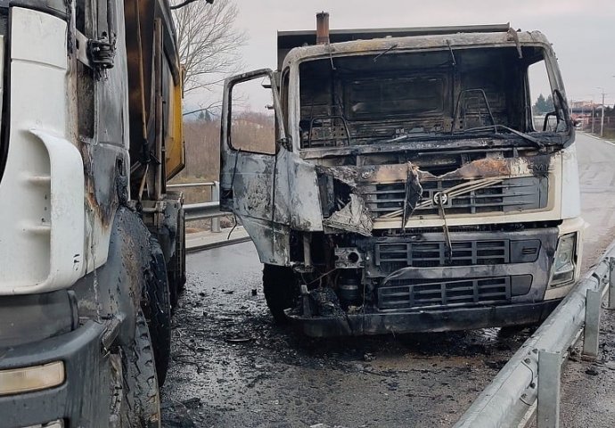 Nekoliko kamiona zapaljeno na barikadama na sjeveru Kosova