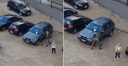 SNIMAK IZ BIHAĆA POSTAO HIT: Došao iz Austrije i parkirao gdje ne treba stavili mu kandžu, on je polupao čekićem