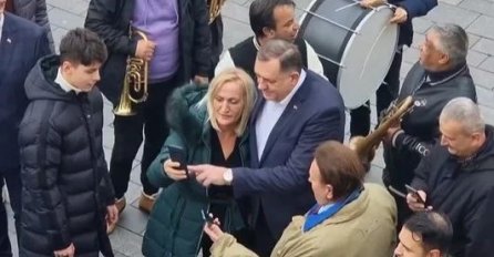 Milorad Dodik s trubačima zagrijavao atmosferu u centru Banje Luke