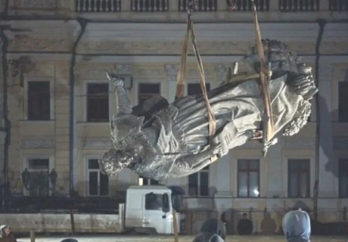 Čeličnom sajlom srušen kip ruske carice Katarine Velike u Odesi