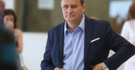 Vlado Đajić (SNSD) na ulici provocirao političke protivnike poznatom numerom