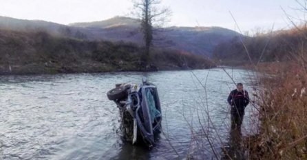 NEVIĐENA DRAMA U BiH/ Žena autom sletjela u rijeku, spasili je policajci: "Čekićem smo razbili šajbu"