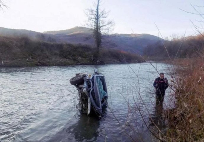 NEVIĐENA DRAMA U BiH/ Žena autom sletjela u rijeku, spasili je policajci: "Čekićem smo razbili šajbu"