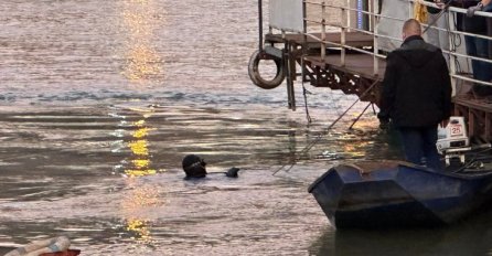 Video / Apokaliptični prizori: Splav "Freestyler" i dalje tone, ronioci na terenu