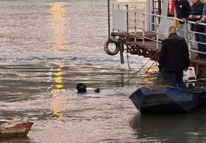 Video / Apokaliptični prizori: Splav "Freestyler" i dalje tone, ronioci na terenu