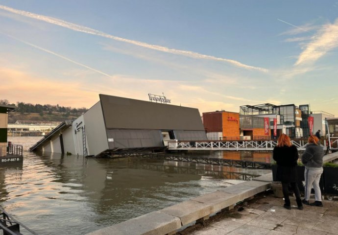 Napadnut novinar kod splava koji je potonuo u Beogradu: "Unio mi se u lice, uhvatio šakom za vrat..."