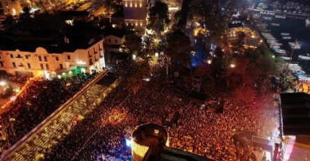 NOĆ ZA PAOSLUTNO PAMĆENJE, DOKAZAO DA JE KRALJ BALKANA! Spektakl Dine Merlina u Budvi: Bh. zvijezda pjevala do 2.20 sati