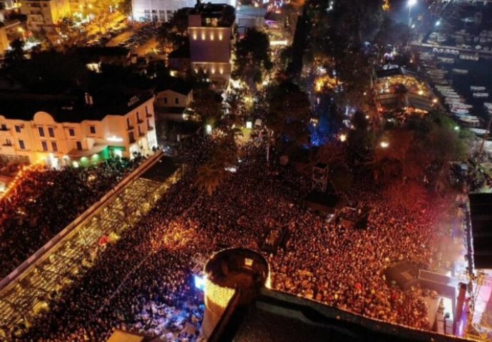 NOĆ ZA PAOSLUTNO PAMĆENJE, DOKAZAO DA JE KRALJ BALKANA! Spektakl Dine Merlina u Budvi: Bh. zvijezda pjevala do 2.20 sati