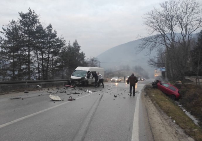 NESREĆA KOD SARAJEVA: Tri osobe povrijeđene 