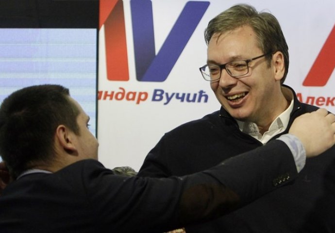 Vučićevog sina u BiH čuva pet naoružanih ljudi. Vučić: On je tamo privatno